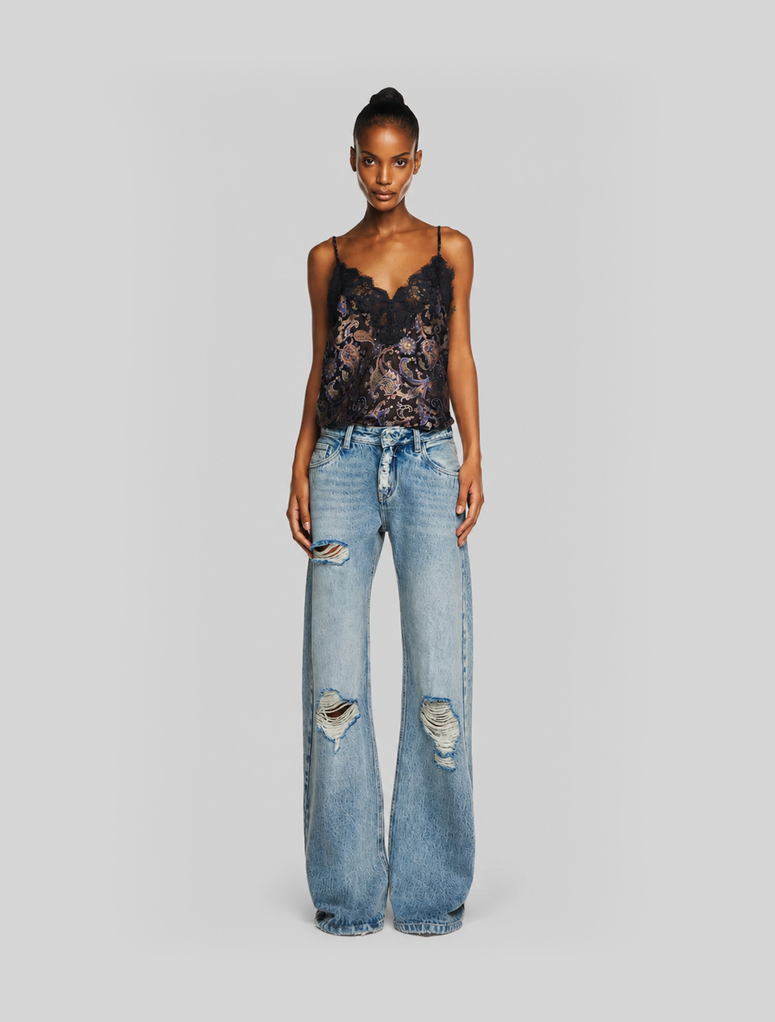 CALÇA JEANS FLARE RASGOS CINTURA BAIXA COSTURA LATERAL