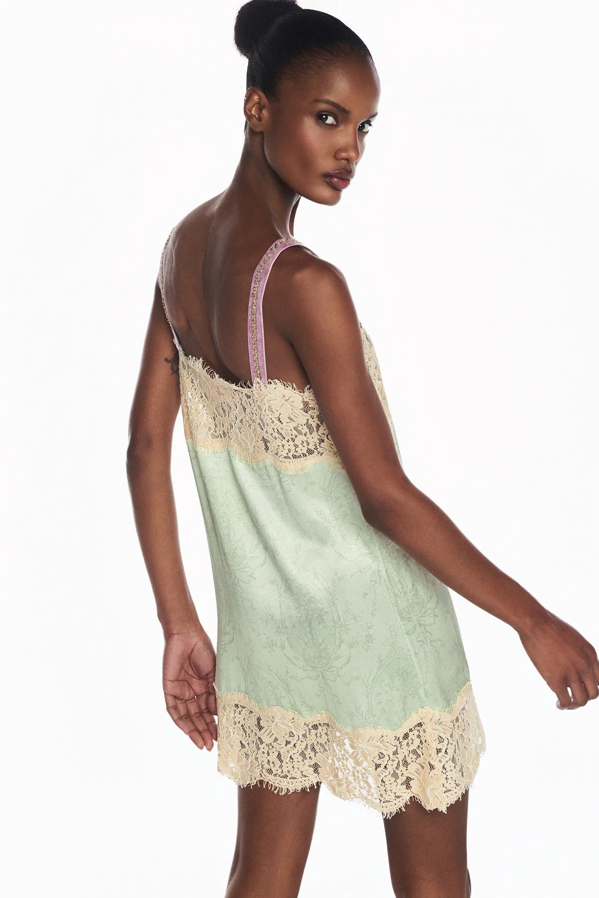 VESTIDO CURTO CETIM LACO VERDE RENDA BEGE